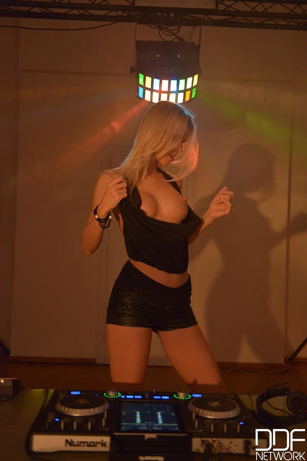 Blonde DJ Lynna Nilsson strips nude & fingers her horny pussy doggystyle  - Party, Orgasm, Shorts, Clothed, Ass, Perfect, Masturbation, Pussy, Glamour, Undressing  - Photo 4