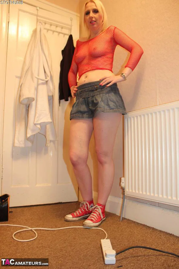 British amateur Tracey Lain takes a cumshot on her pussy after anal sex  - Pussy, Shaved, Mature, MILF, Amateur, Hardcore, European, Anal, Close Up, Spreading  - Photo 1