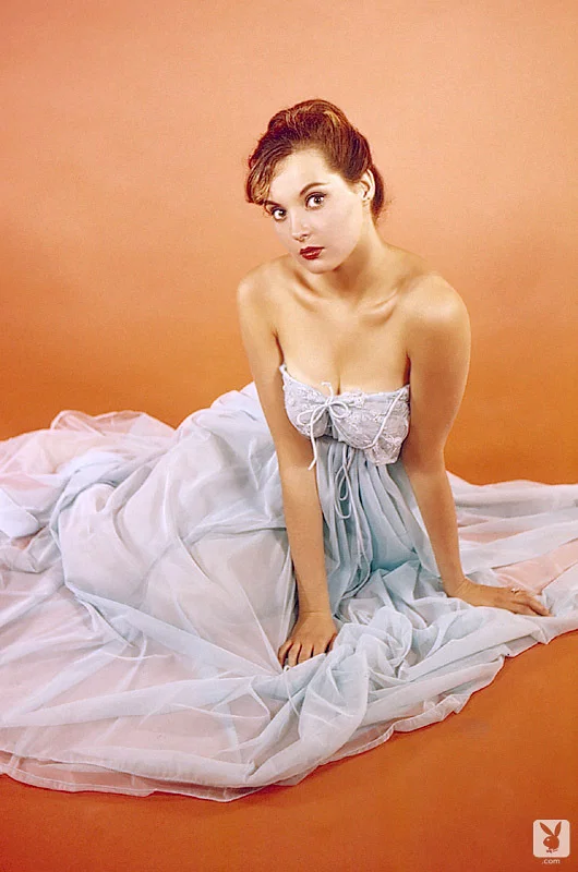 Solo model Clayre Peters strikes one alluring retro pose after another  - Granny, Centerfold, Beautiful, Babe, Solo, Brunette, Short Hair, Feet, Outdoor, Glamour  - Photo 4