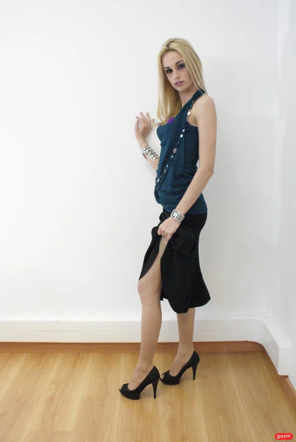 Blonde amateur Erica Fontes poses seductively in a tight dress and high heels  - Photo 12