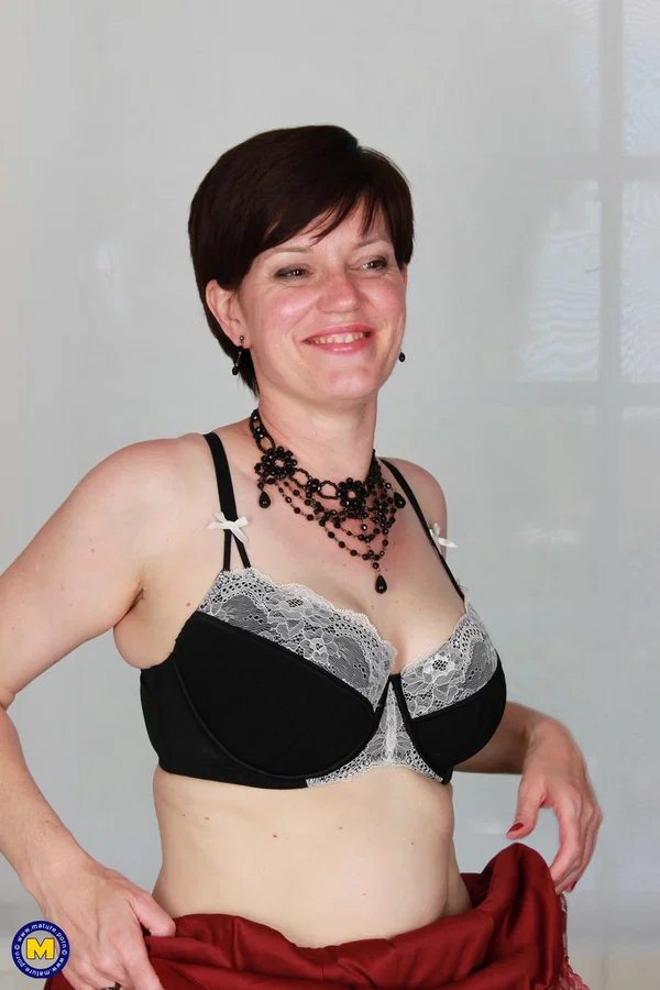 Comely housewife Olivia G unveils & spreads her delicious shaved pussy  - Saggy Tits, Mature, Housewife, British, Short Hair, Wife, Spreading, Amateur, Sexy, European  - Photo 5