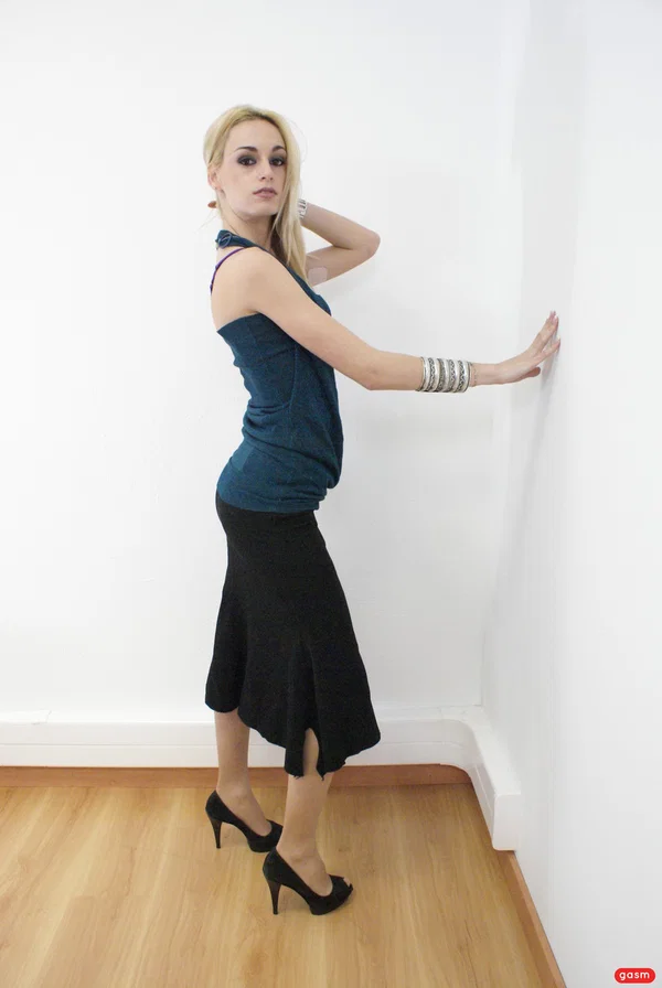 Blonde amateur Erica Fontes poses seductively in a tight dress and high heels  - Photo 5