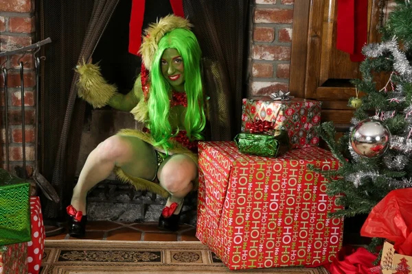 Hot tattooed Asian doffs sexy Santa suit to receive Xmas facial on her knees  - Arab, Fetish, Asian, MILF, Amateur, Blowjob, Skinny, Pussy, Spreading, Non Nude  - Photo 1