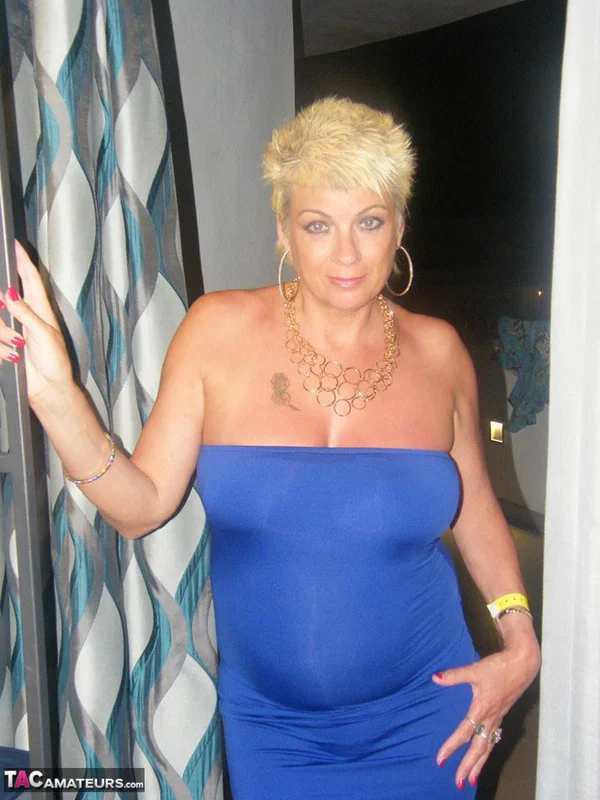 Middle-aged blonde Dimonty smokes while getting completely naked  - Amateur, Smoking, Saggy Tits, Short Hair, Chubby, MILF, Curvy, Thick, BBW, Blonde  - Photo 15