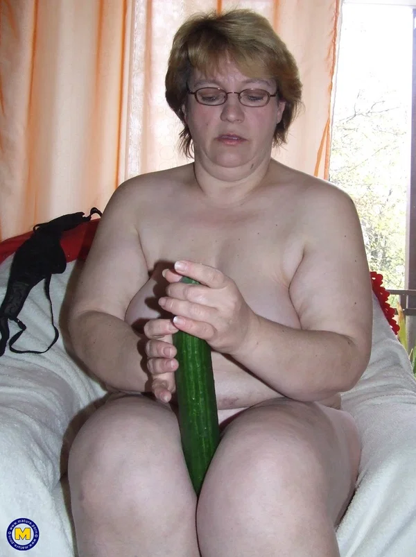 Mature fatty Sophie takes and English cucumber to her horny vagina  - Granny, Mom, Saggy Tits, Mature, Pissing, Glasses, Amateur, Short Hair, Big Tits, European  - Photo 9