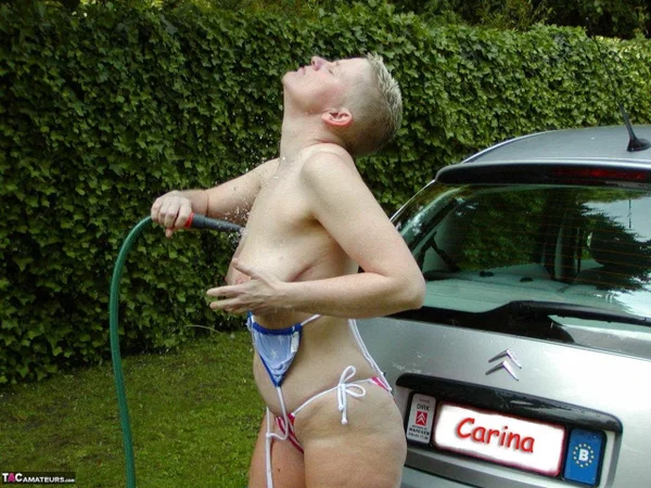 Mature woman Tiffany Pearl soaks herself with a hose while taking off a bikini  - Mature, Thick, Amateur, Bikini, Short Hair, Saggy Tits, BBW, Curvy, Chubby, Outdoor  - Photo 10