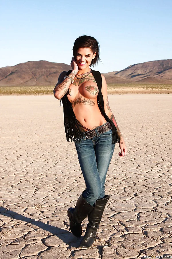 Tattooed babe Bonnie Rotten showcasing her big jugs outdoor  - MILF, Jeans, Outdoor, Big Tits, Babe, Boots, Wife, Ass, Short Hair, Fake Tits  - Photo 11