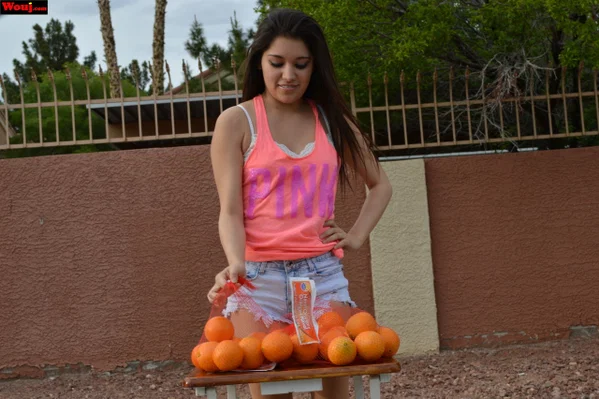 Amateur orange seller teasing a stranger with her sexy cleavage  - Latina, Amateur, Shorts, Reality, Clothed, Outdoor, Non Nude, Brunette  - Photo 1