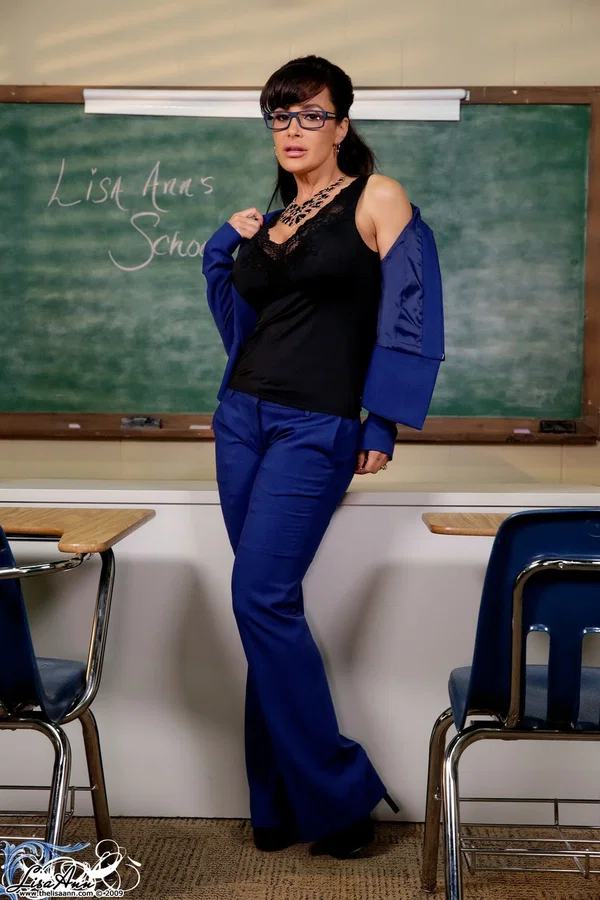 Nerdy teacher Lisa Ann unveils her big round ass and poses in hot lingerie  - MILF, Lingerie, Mature, Big Tits, Non Nude, Stockings, Petite, Glasses, Pornstar, Beautiful  - Photo 4