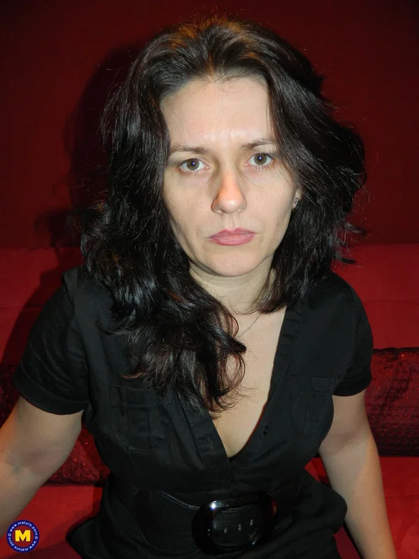 European mature slut Sarah J strips to her heels and rubs her muff with a toy  - Mature, Amateur, European  - Photo 2