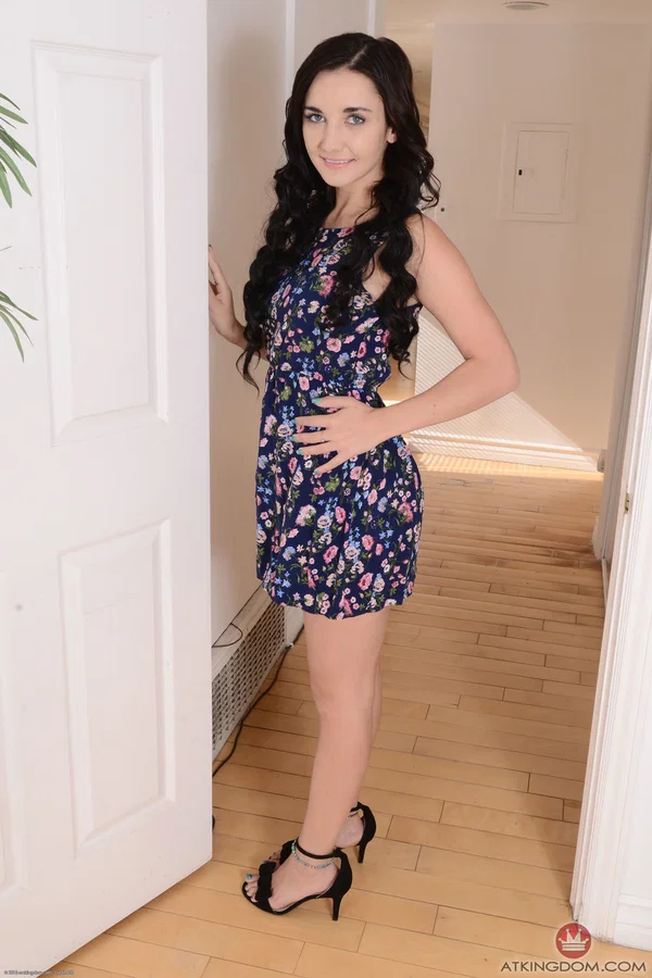 American teen Jade Amber strips in the hallway & shows her big ass & holes  - Amateur, Teen, White, Cute, Blonde  - Photo 1