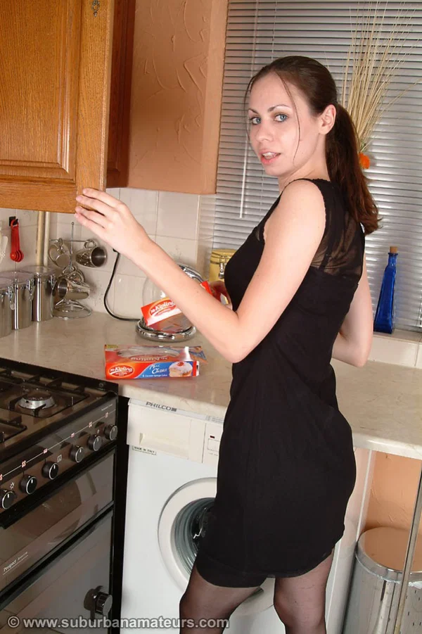 British housewife Sammi X strips to her lingerie and toys her pussy  - Amateur, British, European, Non Nude, Pussy, Feet, Sexy, Spreading  - Photo 1