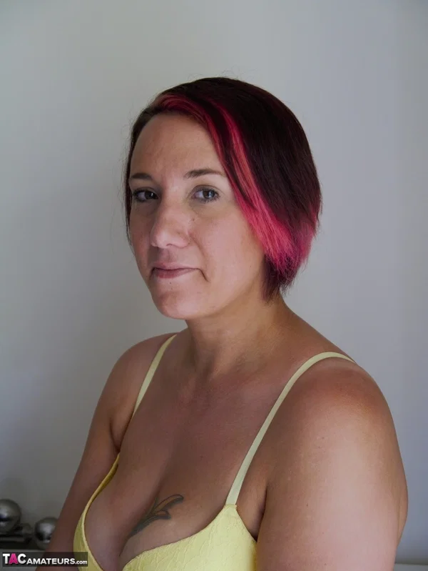 Mature amateur Sara Banks gets completely naked on top of her bed  - Mature, Chubby, Curvy, Thick, BBW, Tattoo, Lingerie, Panties, Nipples, Skirt  - Photo 6