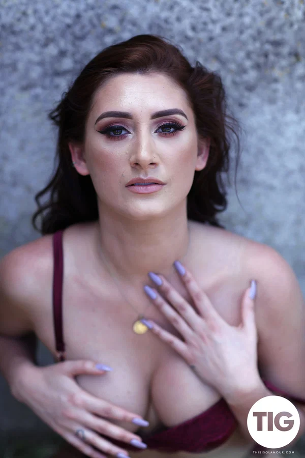 Beautiful brunette babe Bonnie Lee reveals her fakes and poses outdoors  - Beautiful, Glamour, Babe, British, Solo, Model  - Photo 11