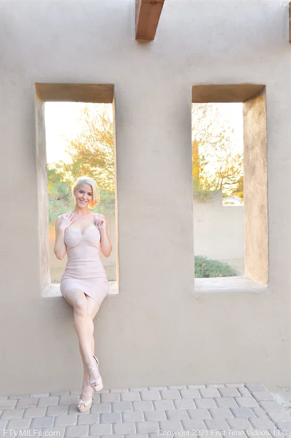 Golden-haired Kit shows her big ass & shaved pussy & masturbates outdoors  - Short Hair, MILF, Amateur, High Heels, Outdoor, Beautiful, Solo, Big Tits, Shaved, Blonde  - Photo 9