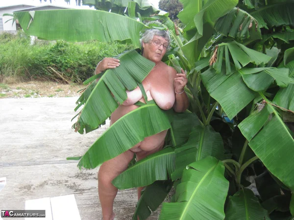 Old lady Grandma Libby exposes her morbidly obese body on a picnic table  - Granny, BBW, Outdoor, Amateur, Saggy Tits, Glasses, Big Tits, Curvy, Chubby, European  - Photo 18