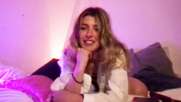 Sexy British solo girl Gia G plays with her pretty feet before masturbating  - Amateur, Sexy, British, Brunette, Emo  - Photo 2