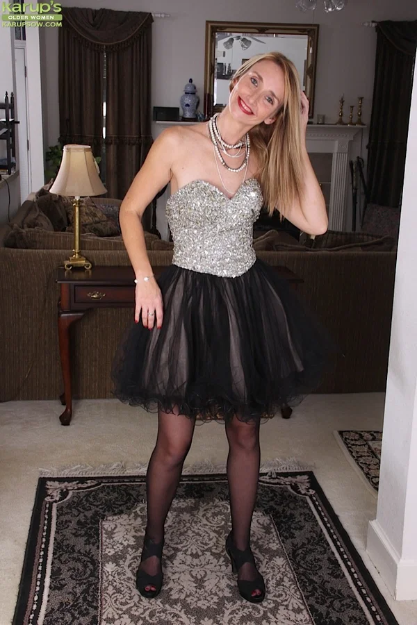 Classy older woman Heidi Van Moore shedding sexy skirt to reveal hairy pussy  - Mature, Hairy, Close Up, Ass, Pussy, Legs, Spreading, Stockings, Clothed, Skirt  - Photo 3