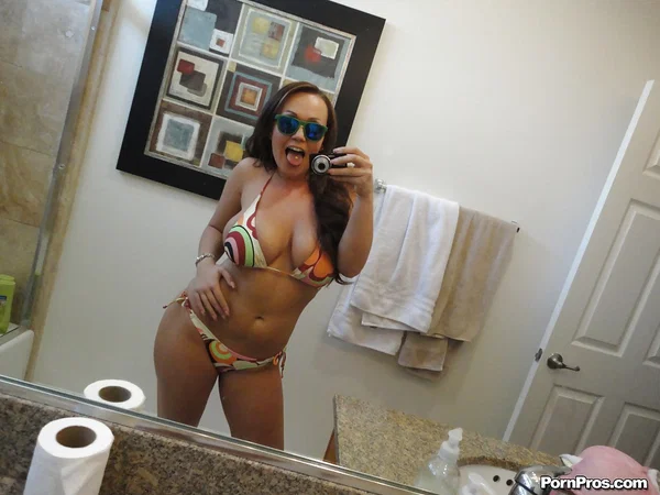 Sunglasses wearing ex-gf Chloe Reece Ryder whipping her boobs out for selfies  - Girlfriend, Selfie, Glasses, Big Tits, European, Nipples, Bath, Ass, Bikini, Close Up  - Photo 1