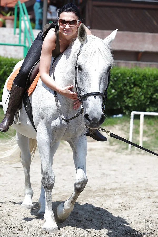 Pornstar Aletta Ocean is riding a horse outdoor in glasses  - Outdoor, Pornstar, Glasses  - Photo 8