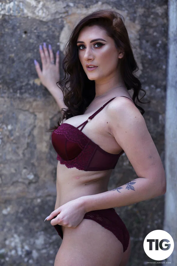 Beautiful brunette babe Bonnie Lee reveals her fakes and poses outdoors  - Beautiful, Glamour, Babe, British, Solo, Model  - Photo 3