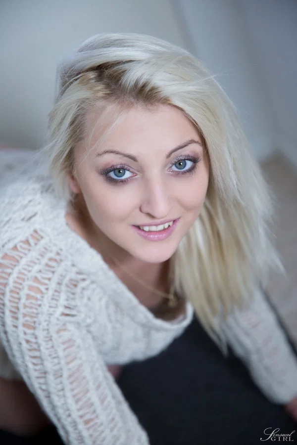 Blonde solo girl Katy Rose doffs her sweater and underwear to pose nude  - Babe, Beautiful, Teen, Solo, Glamour, Blonde, Cute, Model, Pussy, Spreading  - Photo 3