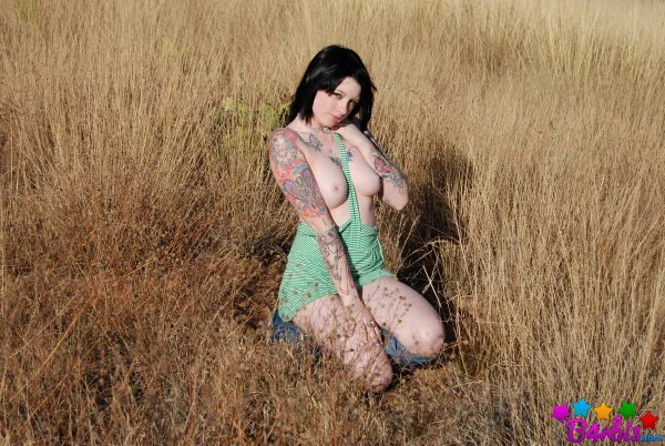 Tattooed brunette B4rbi3 undresses while standing in an expansive field  - Teen, Outdoor, Jeans, Tattoo, Undressing, Big Tits, Natural Tits, Skirt, Clothed, Ass  - Photo 5