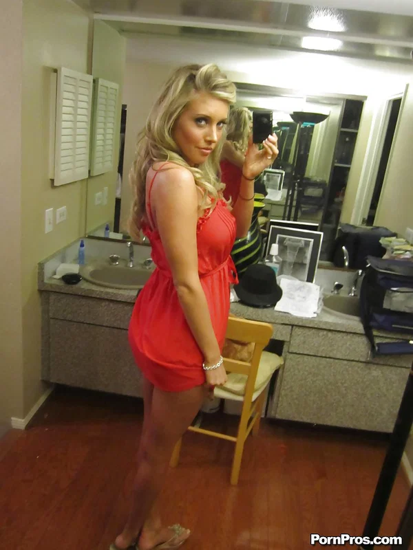 Blonde girlfriend Samantha Saint reveals her big tits and an excellent ass  - Selfie, Girlfriend, Clothed, Blonde, Babe, Shorts, Big Tits, Skirt, Undressing, Ass  - Photo 2