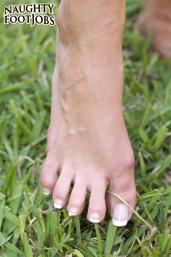 Blonde lady Jordan Jolie uses her bare feet to jerk off her neighbour  - MILF, Feet, Blonde, Outdoor, Pussy, Spreading, Short Hair, Non Nude  - Photo 2