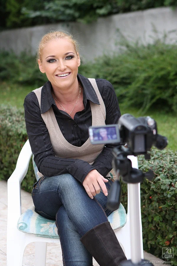 Czech MILF superstar Kathia Nobili shows her natural tits in the garden  - MILF, Boots, Pornstar, Outdoor, Blonde, Non Nude  - Photo 3