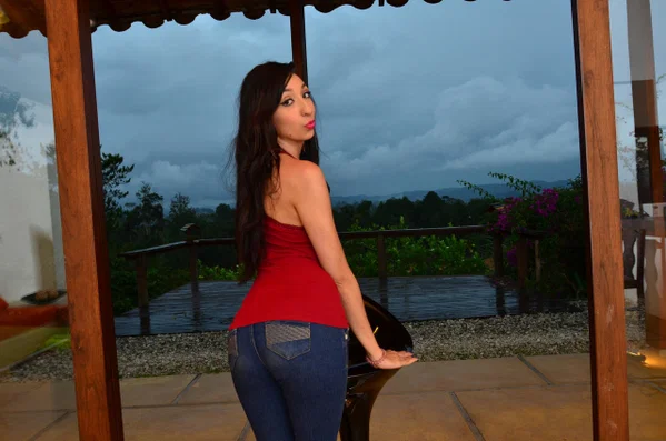 Seductive brunette Latina hottie poses her sweet body in tight jeans  - Latina, Amateur, Pretty, Outdoor, Non Nude  - Photo 6