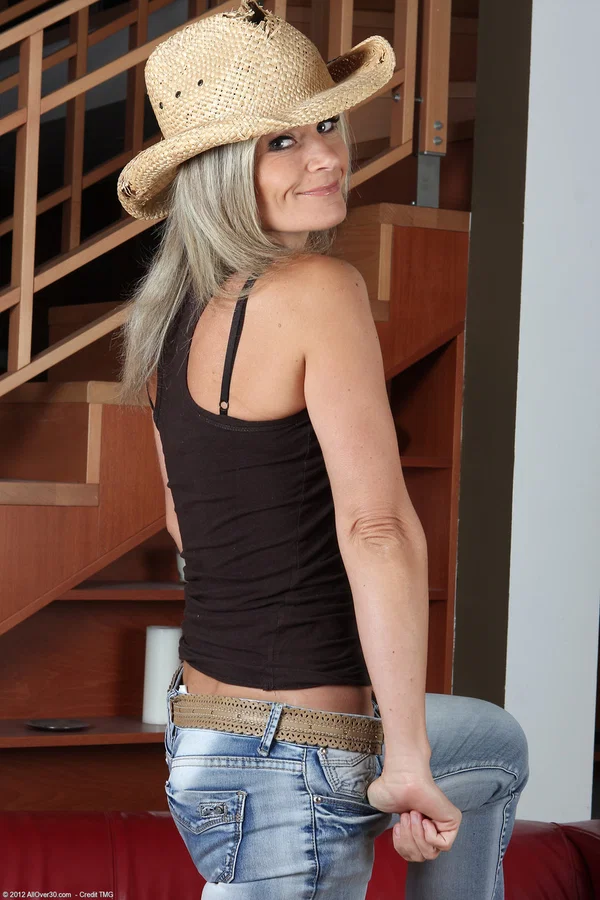Mature cowgirl Carley stripping naked and spreading her trimmed snatch  - Mature, MILF, Pussy, Spreading, Amateur, Feet, Non Nude, Legs  - Photo 2