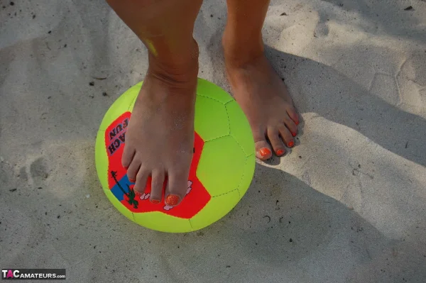 Mature woman Sweet Susi models totally naked on a patch of sand in a backyard  - Mature, Beach, Outdoor, MILF, Big Tits, Amateur, Feet, Ass, Close Up, Spreading  - Photo 20