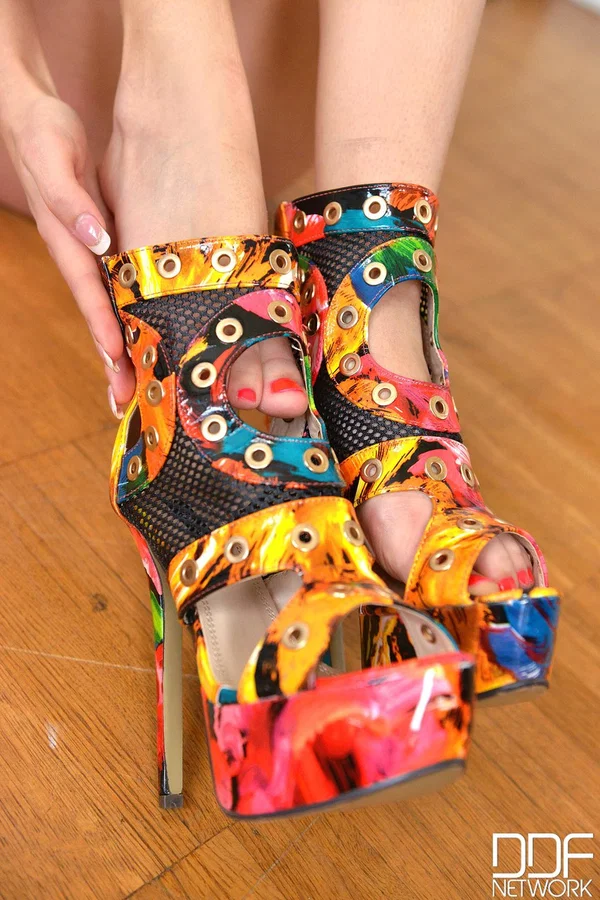Erotic beauty Susana Melo fucking her colorful high heel in a kinky solo  - Feet, Polish, Beautiful, Face, Legs, Dildo, Brunette, Babe, Redhead, Shorts  - Photo 6