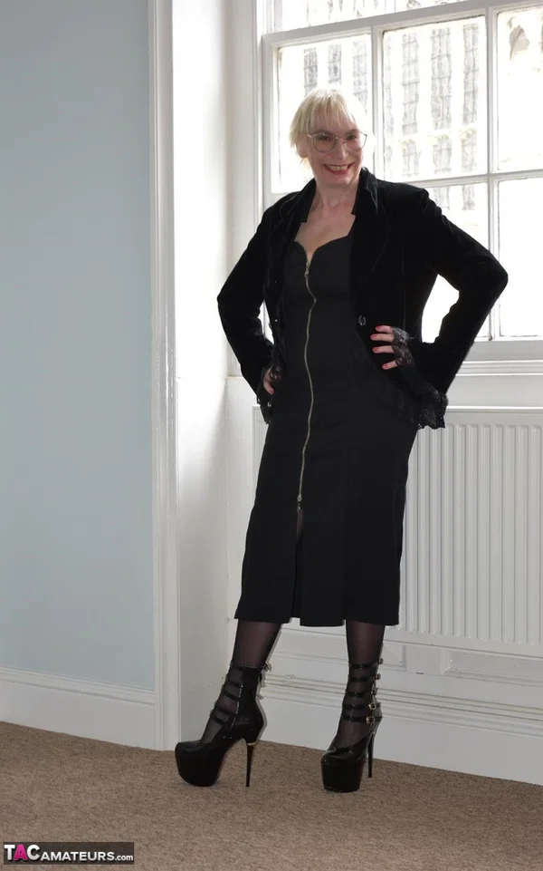 Older UK blonde Barby Slut looses her tits before spreading her snatch  - Mature, Short Hair, Saggy Tits, Chubby, Curvy, Clothed, Glasses, BBW, Stockings, Amateur  - Photo 1