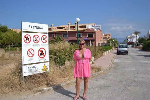 Mature woman Nude Chrissy exposes her tits and pussy while at the beach  - Mature, Public, MILF, Chubby, Curvy, Thick, Beach, Dutch, BBW, Shorts  - Photo 12