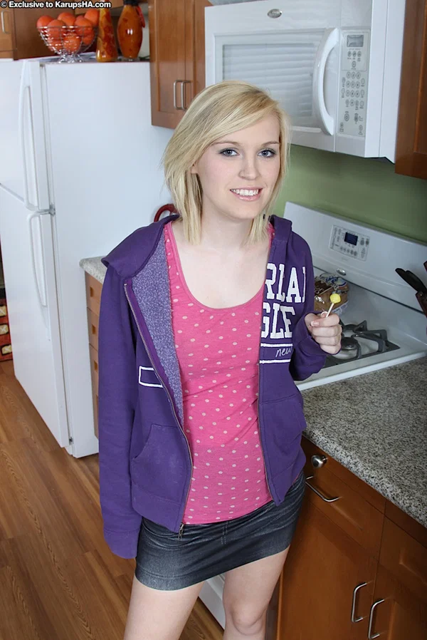 Pretty teen babe Amanda Bryant prepares to undress in hot amateur clip  - Amateur, Teen, Babe, Skirt, Ass, Clothed, Spreading, Cute, Undressing, Pussy  - Photo 1