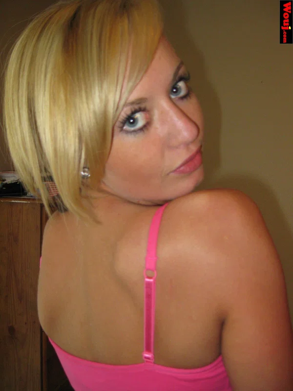 Breathtaking babe posing in her hot pink shirt and jean shorts in a solo  - Amateur, Beautiful, Non Nude, Blonde, Solo, Babe  - Photo 7
