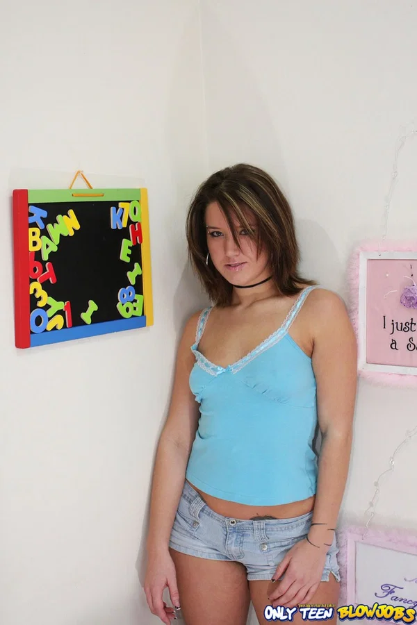 Brunette American beauty Nikkie Vixon spreads her hot teen ass on the bed  - Pornstar, Brunette, Non Nude, Pussy  - Photo 1