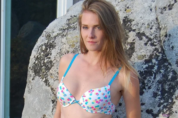 Beauty Ashley strips her clothes and lingerie to pose topless outdoors  - Teen, Lesbian, Cute  - Photo 15