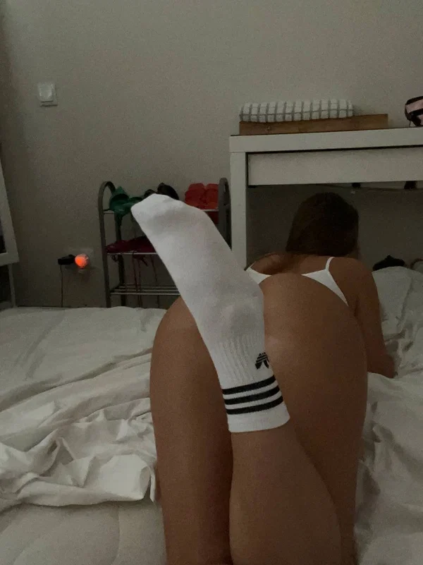 Beautiful redhead shows off her big booty in panties on her bed  - Beautiful, Glamour, Sexy, Ass, Skinny, Close Up, Amateur, Feet, Big Tits, Panties  - Photo 1