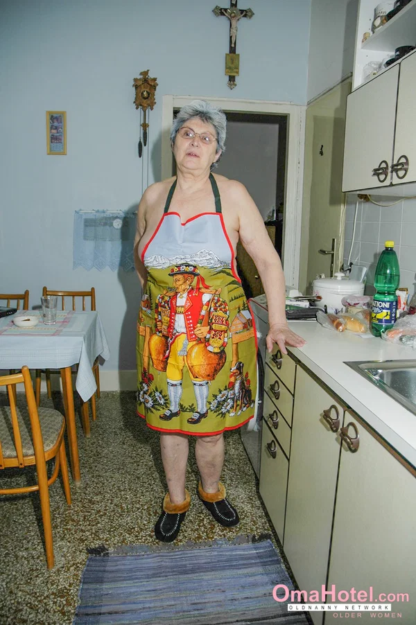 Granny in glasses Rosa reveals her big tits and sticks a cucumber in her bush  - Granny, Housewife, Saggy Tits, Hairy, BBW, Thick, Glasses, Chubby, Curvy, Short Hair  - Photo 1