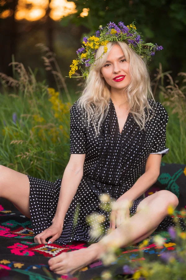 Solo girl in headband and red lips gets naked over a blanket in a meadow  - Teen, Model, Glamour, Cute, Sexy, Blonde, Babe, Beautiful, Solo  - Photo 1