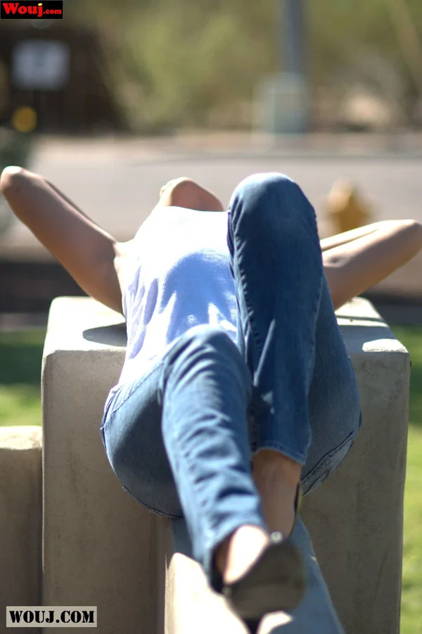 Tanned amateur babe posing in her white shirt and blue jeans in public  - Jeans, Latina, Beautiful, Amateur, Outdoor, Legs, Clothed, Ass, Solo, High Heels  - Photo 9