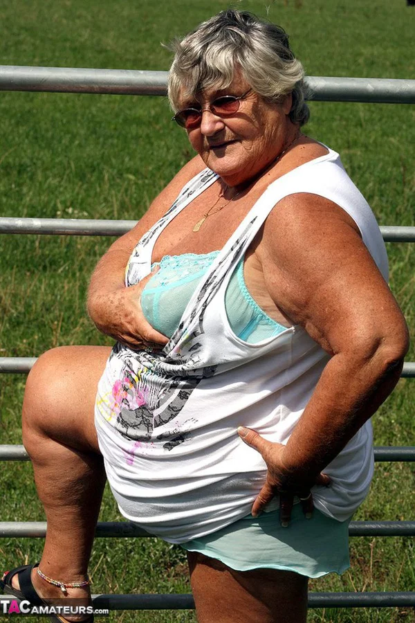 Old British woman Grandma Libby exposes herself next to a field of cattle  - Granny, BBW, Big Tits, Saggy Tits, Outdoor, Glasses, Amateur, European, Chubby, Curvy  - Photo 3