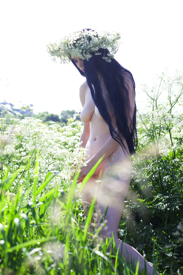 Skinny brunette girl gets naked in a field while wearing a crown of leaves  - Teen, Outdoor, Big Tits, Beautiful, Babe, Pussy, Glamour, Spreading, Ass, Close Up  - Photo 2