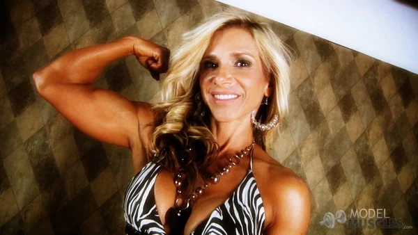 Mature blonde bodybuilder Tina Cross showing off her great oiled ass  - Sports, Gym, Sexy, Bikini, Non Nude  - Photo 19