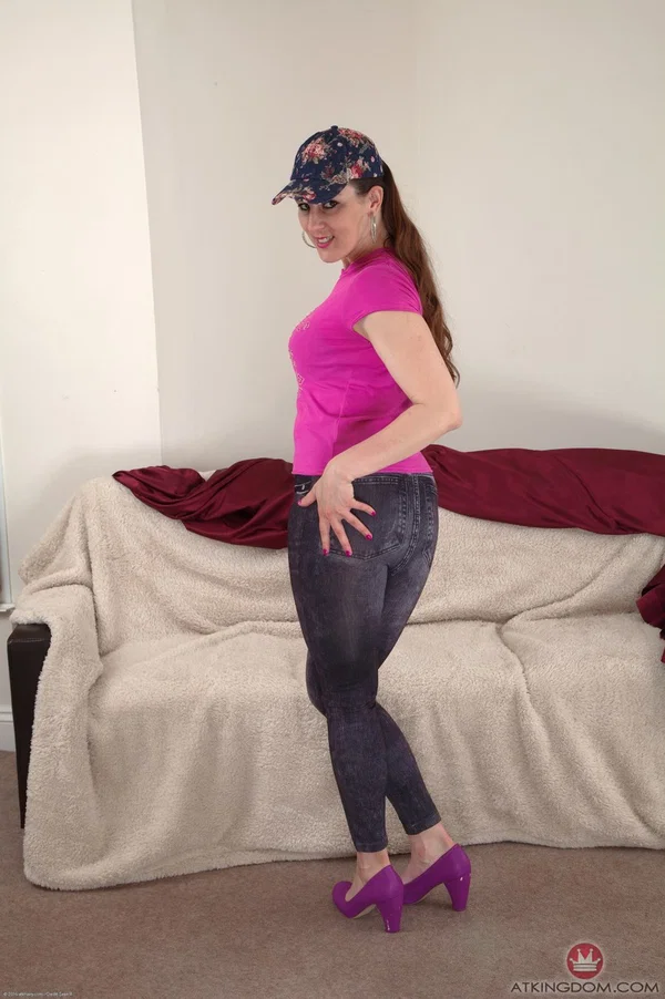 Sexy amateur MILF Valentina Ross strips down naked & spreads her hairy twat  - Hairy, MILF, Amateur, Jeans, Natural Tits, Czech, Clothed, Brunette, Ass, Asshole  - Photo 1