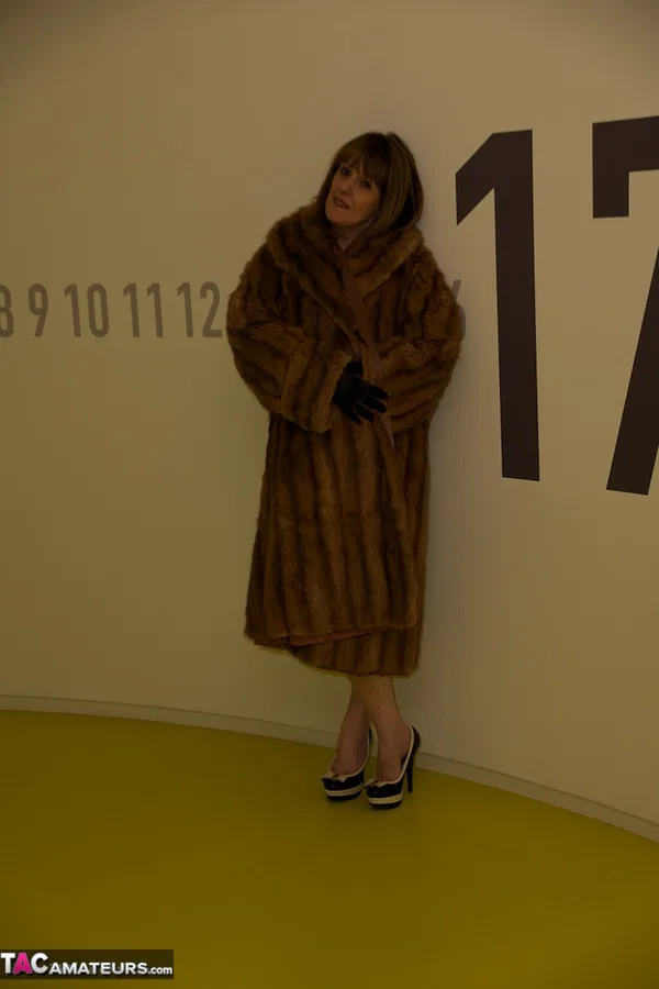 Middle-aged amateur Pandora flashes in a full-length fur coat and heels  - Amateur, Panties, High Heels, Tiny Tits, Legs, European, Brunette  - Photo 11