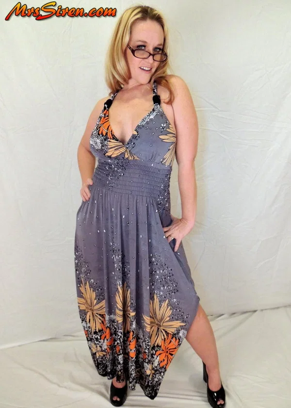Amateur plumper Dee Siren exposes her big butt before modelling a thong  - Mature, MILF, Chubby, Glasses, Thick, Curvy, Upskirt, Big Tits, BBW, Amateur  - Photo 2